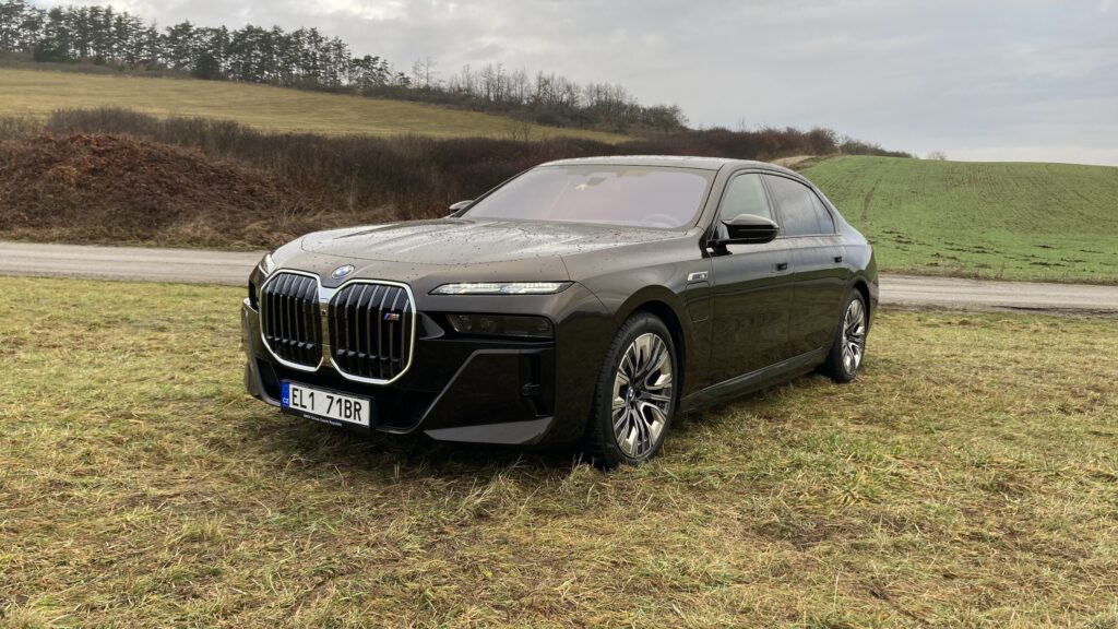 BMW M760e xDrive: Luxusní sliniční koráb s pořádným odpichem