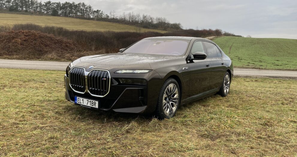 BMW M760e xDrive: Luxusní sliniční koráb s pořádným odpichem