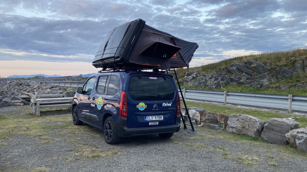 Citroën ë-Berlingo na Atlantic Ocean Road Citroën ë-Berlingo se střešním stanem Søvnaran na Atlantic Ocean Road. (fotografie: Marek Tomíšek)