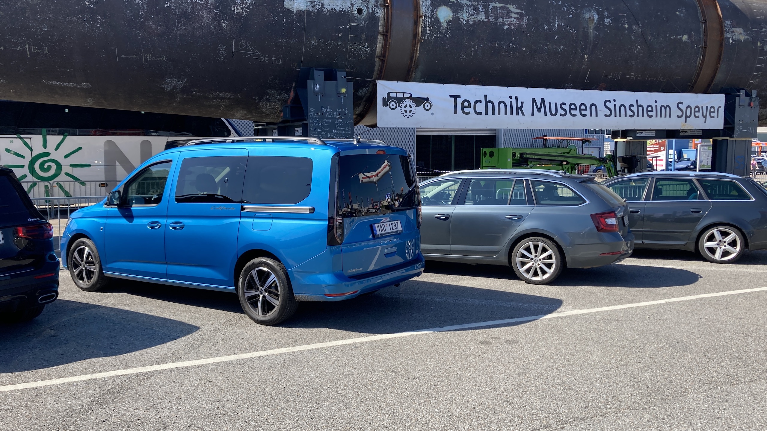 Volkswagen Caddy California u ponorky před muzeem v Sinsheimu