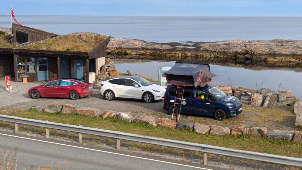 K našemu Citroënu na Atlantic Ocean Road přibyly dvě Tesly K našemu Citroënu na Atlantic Ocean Road přibyly dvě Tesly (fotografie: Marek Tomíšek)