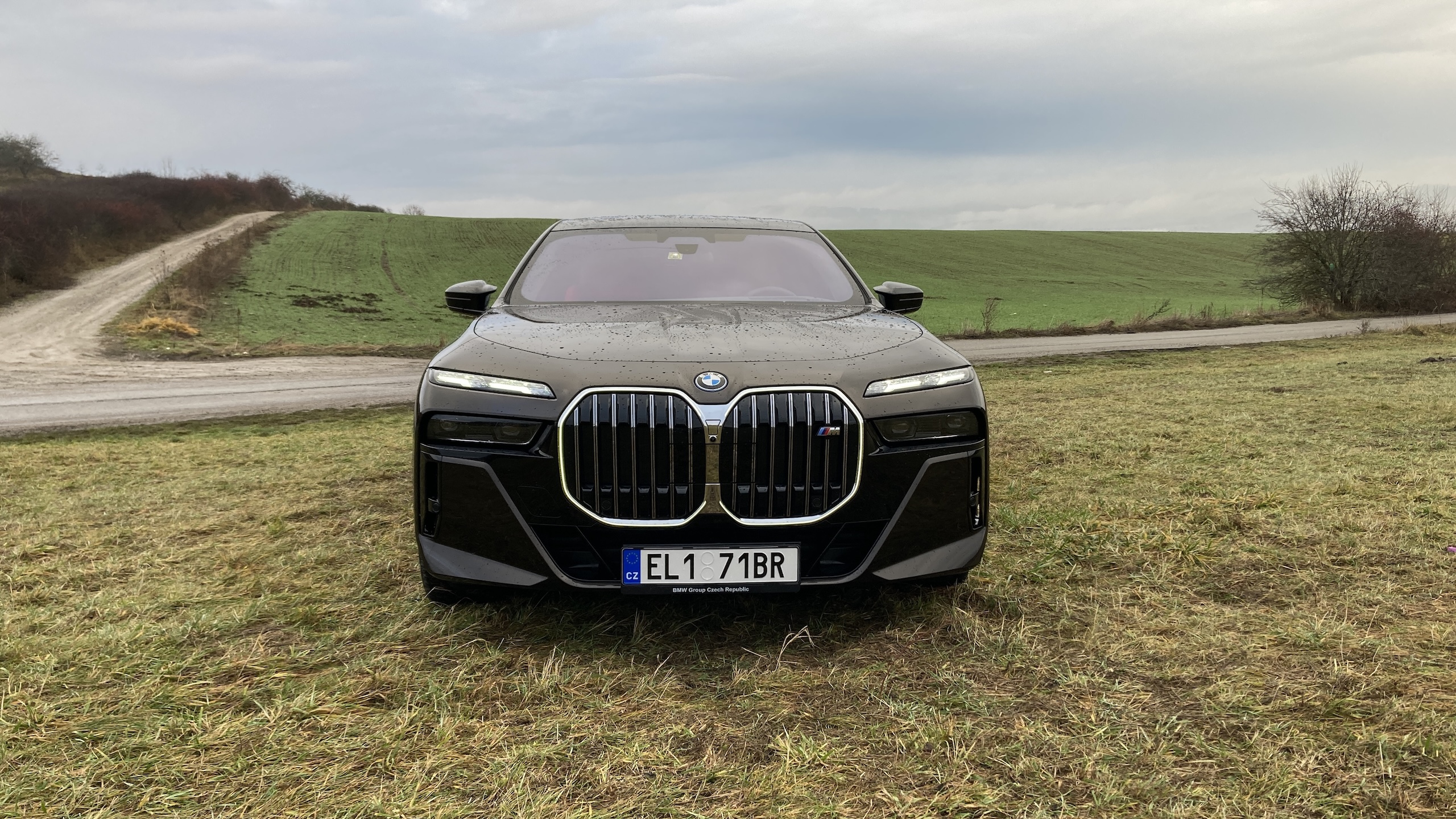 BMW M760e xDrive: Velké ledvinky vyvolávají kontroverze