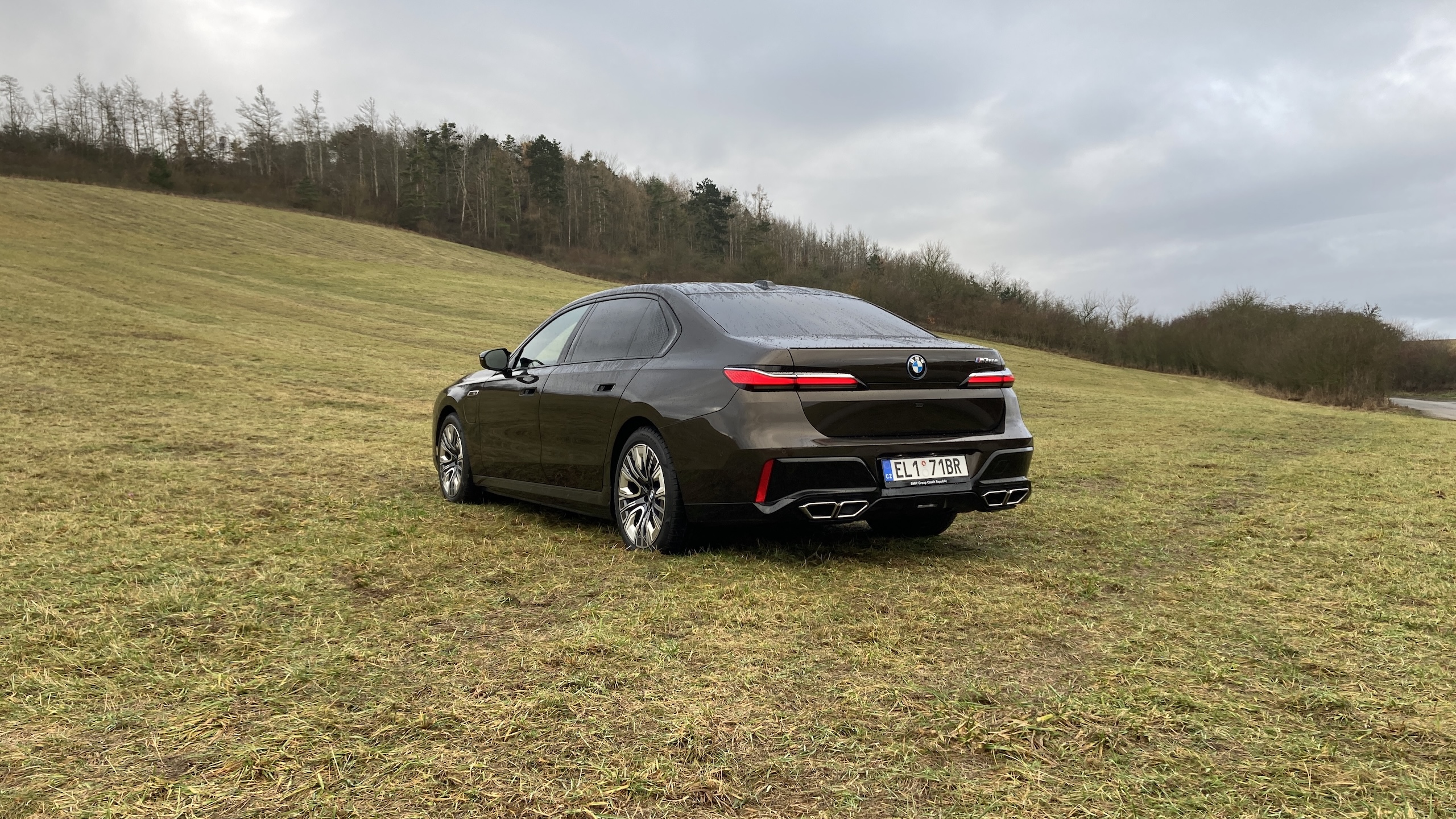 BMW M760e xDrive: Záď působí velmi elegantně