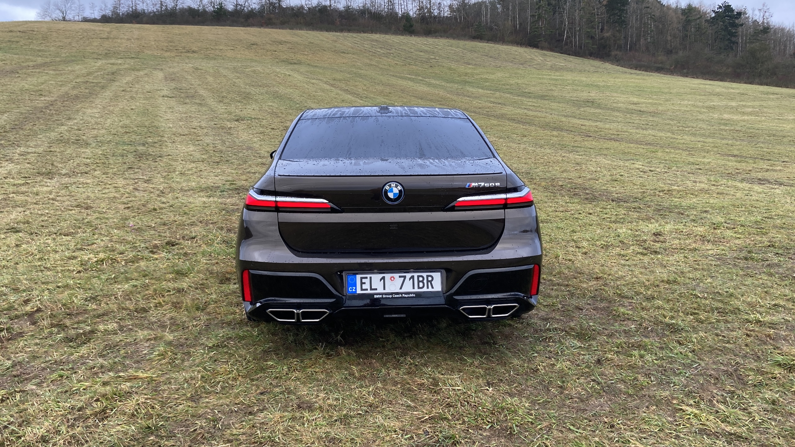 BMW M760e xDrive: Čtveřice výfuků ukazuje na sílu tohoto vozu