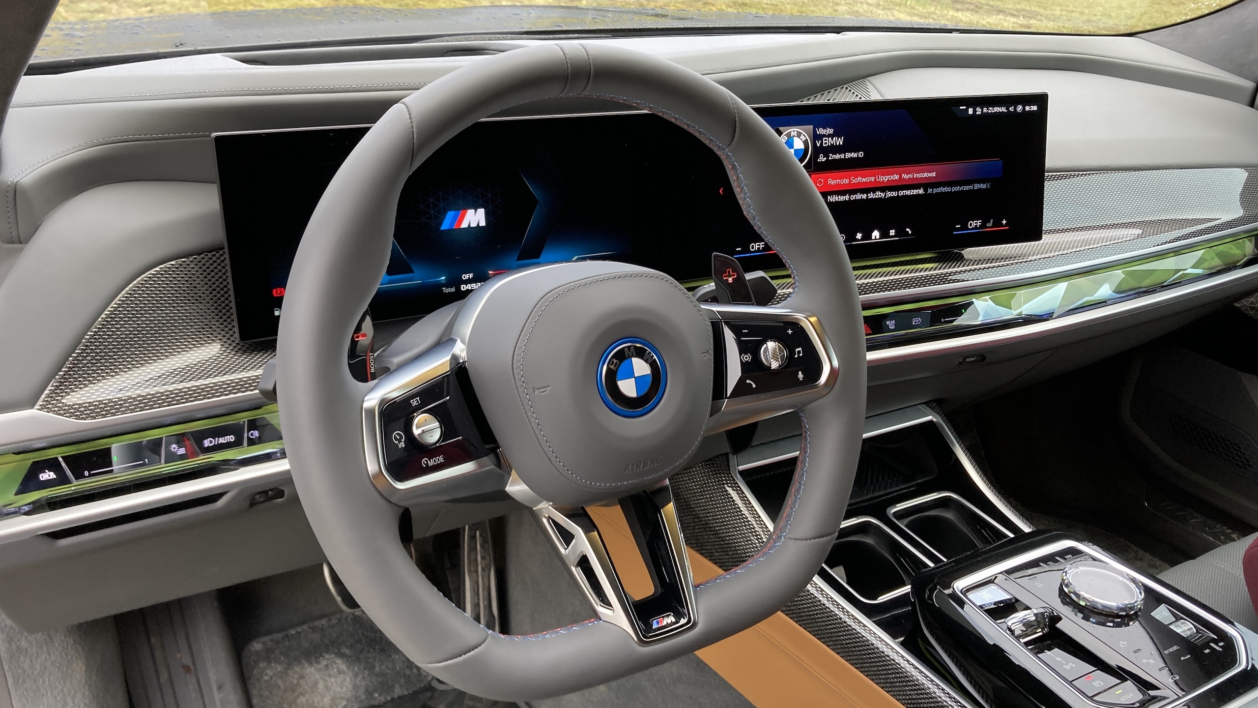 BMW M760e xDrive: Interiér je opravdu luxusní