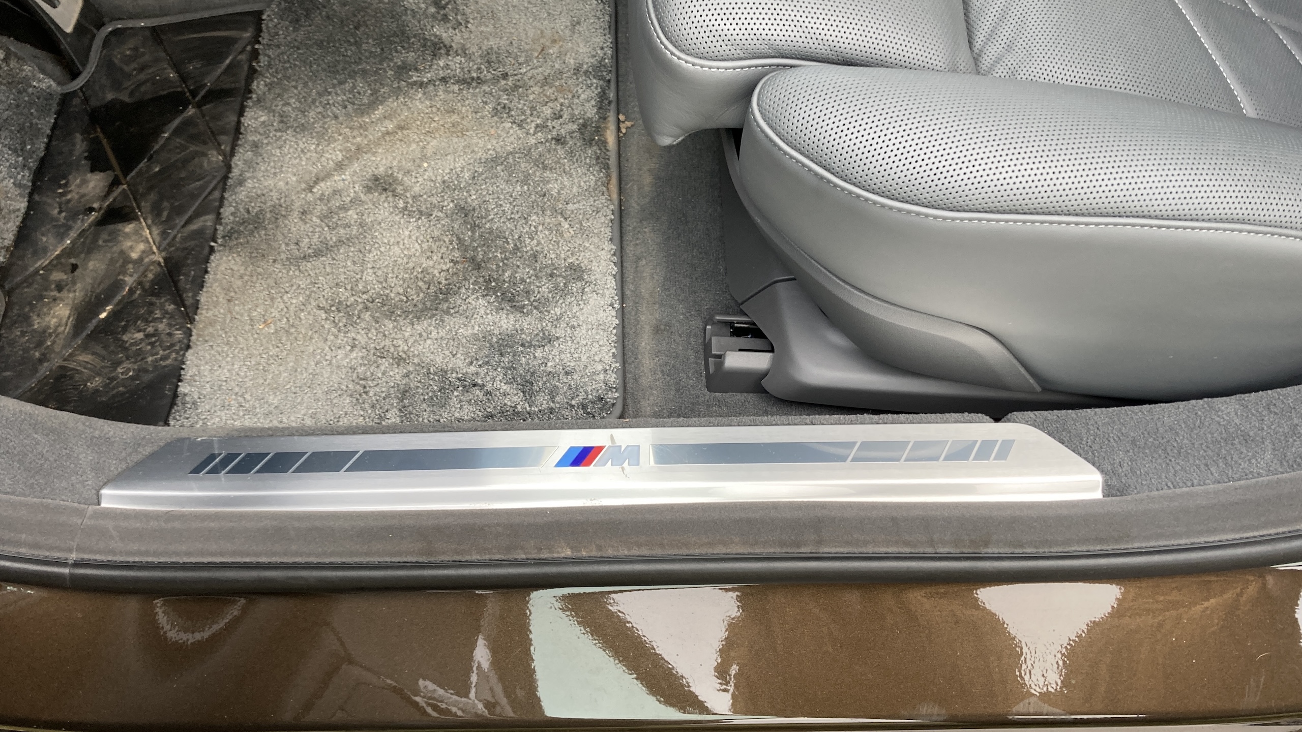 BMW M760e xDrive: Při nástupu vás uvítá logo divize M.