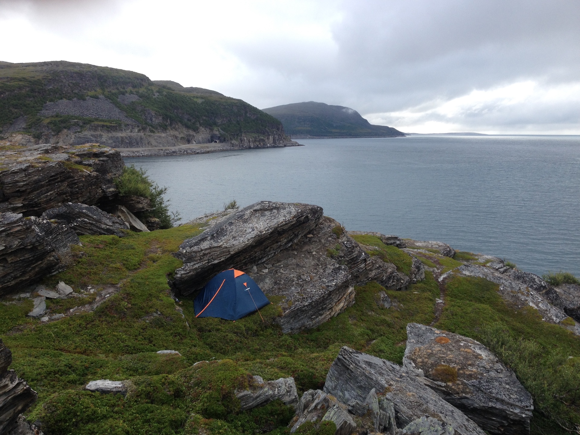 Výhled z tohoto stanování cestou z Nordkappu jen tak něco nepřekoná