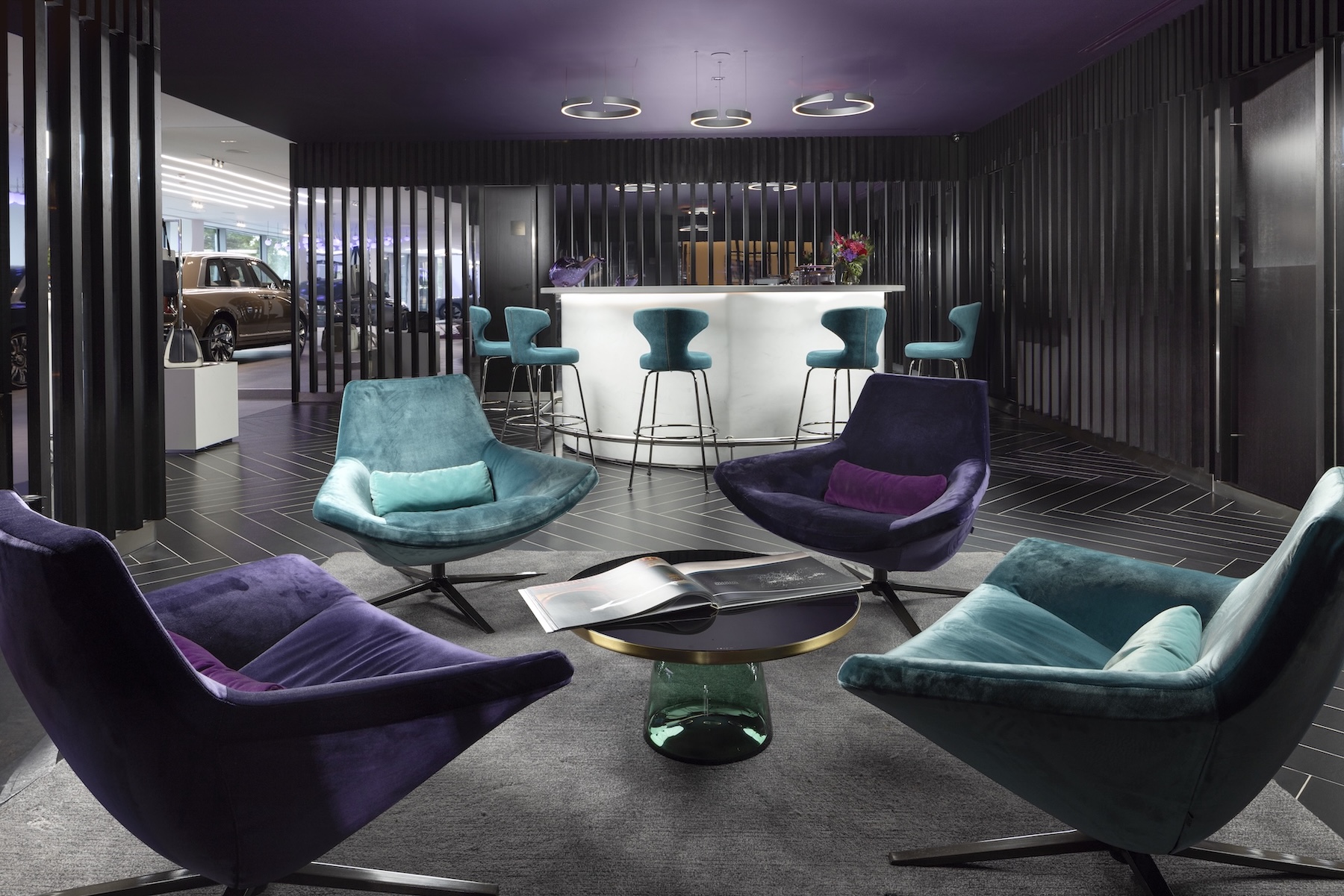 Během čekání na servis mají zákazníci Rolls-Royce Motor Cars Prague luxusní zázemí