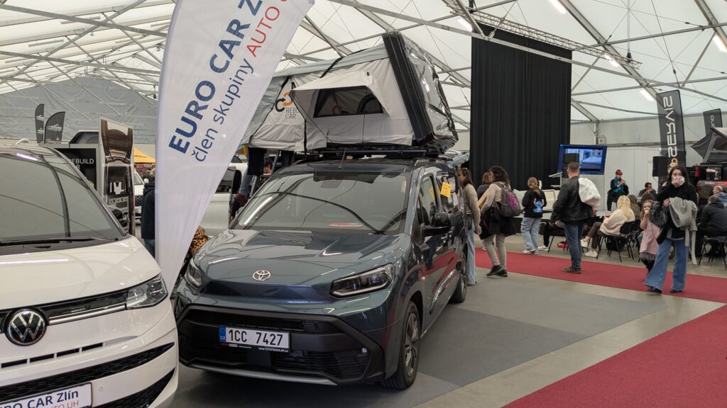 Malé MPC Toyota Proace City se střešním stanem.