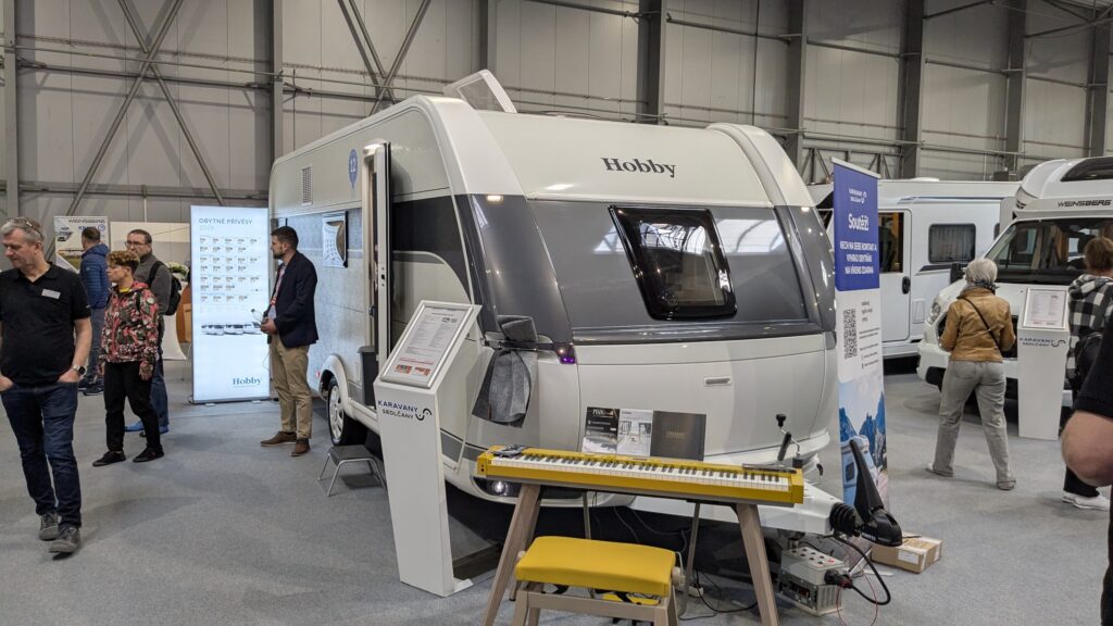 Obytný přívěs střední velikosti.