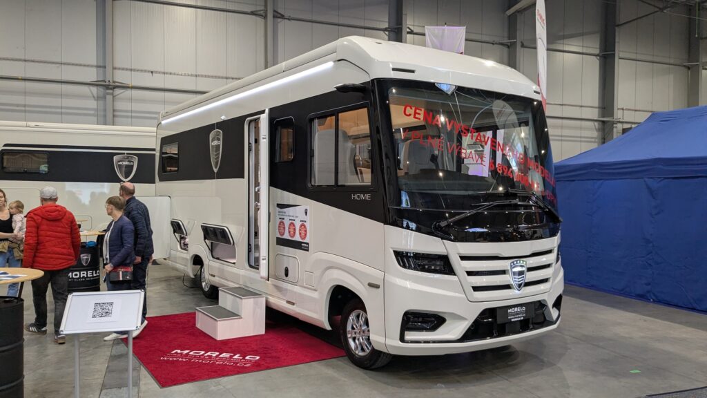 Luxusní obytný vůz, tzv. celointegrál.