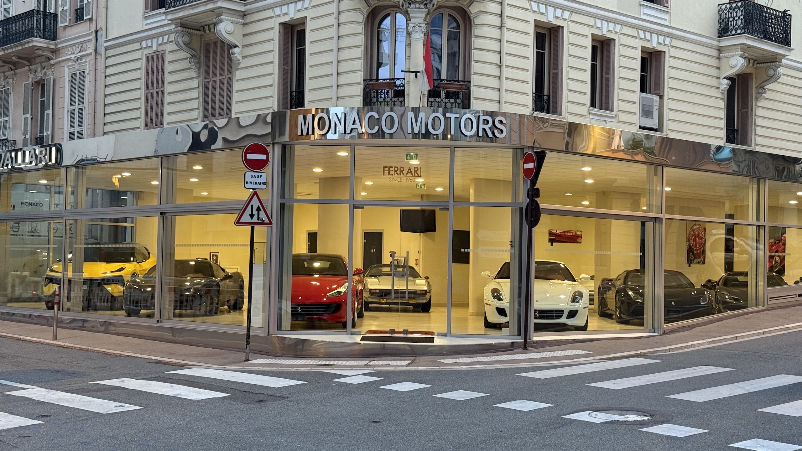 Jak vypadá běžný autosalon v Monte Carlu?