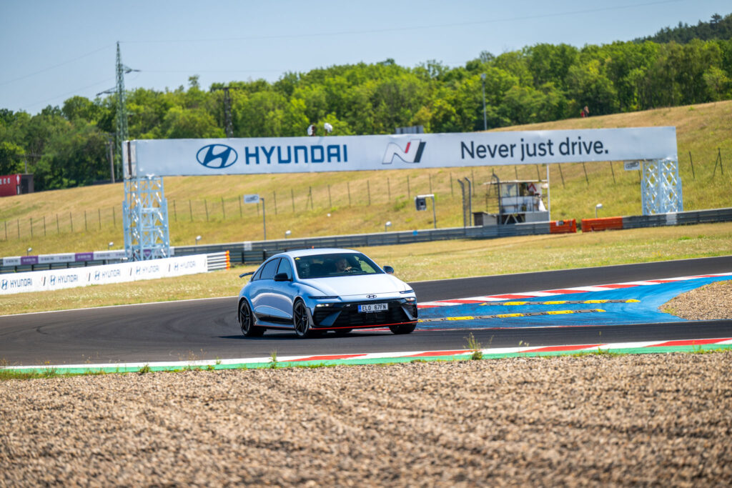 Hyundai Ioniq 6 N zepředu na Autodromu Most (foto: Hyundai CZ)