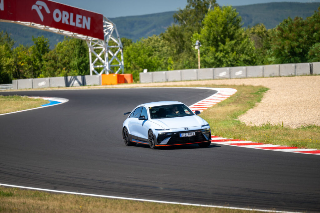 Hyundai Ioniq 6 N v zatáčce na Autodromu Most (foto: Hyundai CZ)