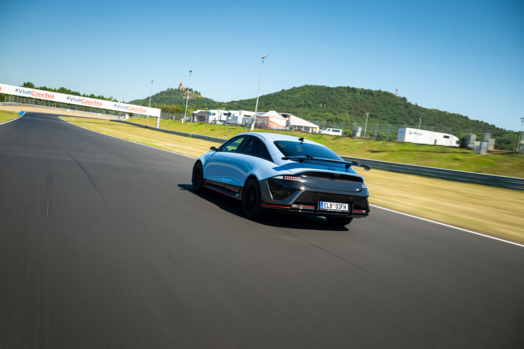 Hyundai Ioniq 6 N zezadu na Autodromu Most (foto: Hyundai CZ)